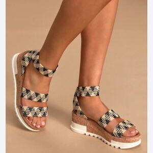 Steve Madden Black and Cream Woven Sandals
